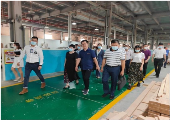 湛江市副市長何嘉旻率隊到信威集團開展援企穩(wěn)崗調研及企業(yè)服務日活動